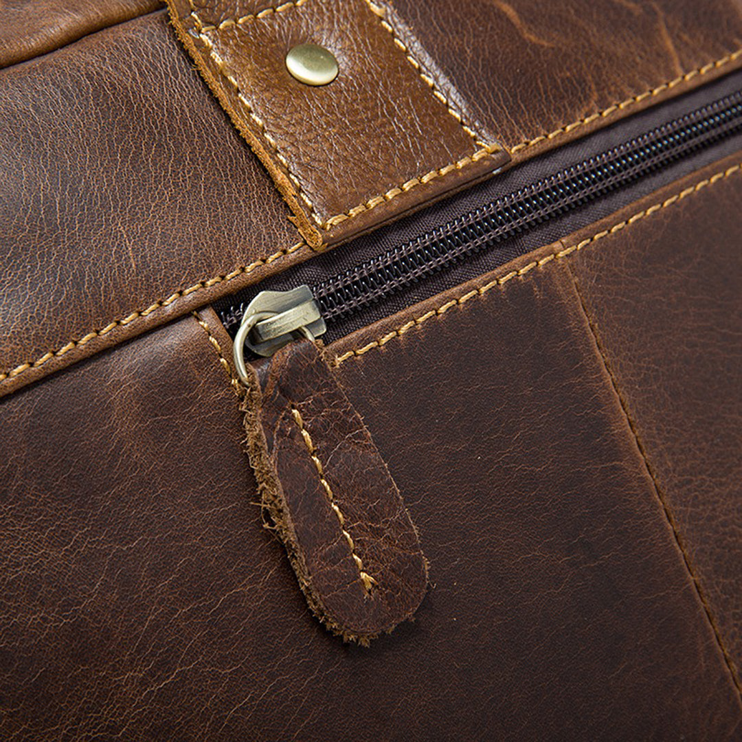 Bolsa Carteiro BP 800 masculina elegante para trabalho e uso diário, com compartimento para laptop.