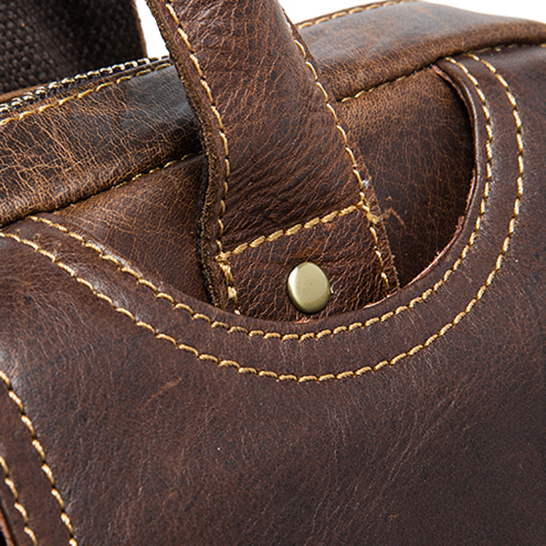 Bolsa Carteiro BP 800 masculina elegante para trabalho e uso diário, com compartimento para laptop.