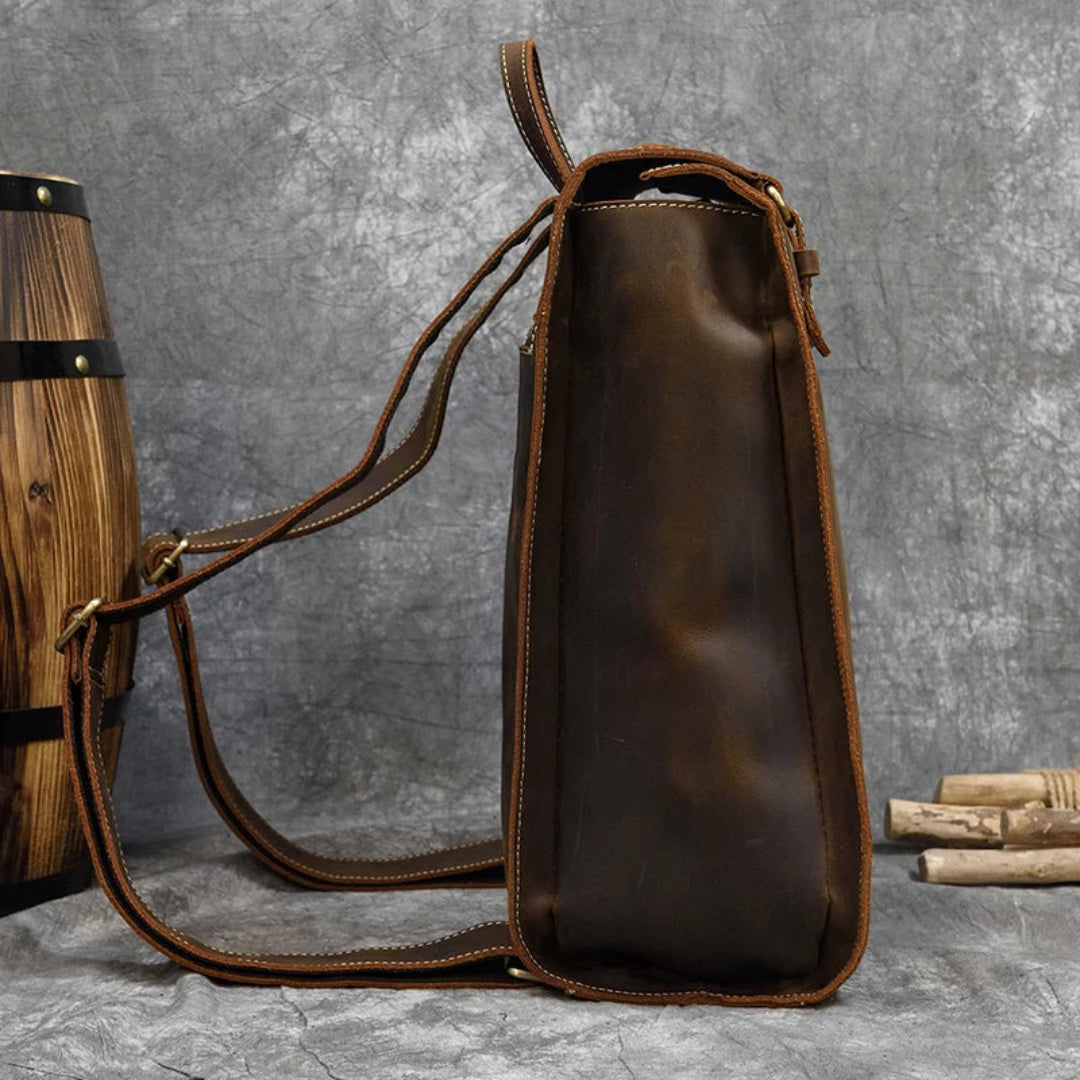 Mochila de couro BP 109 com compartimento para notebook e design sofisticado.