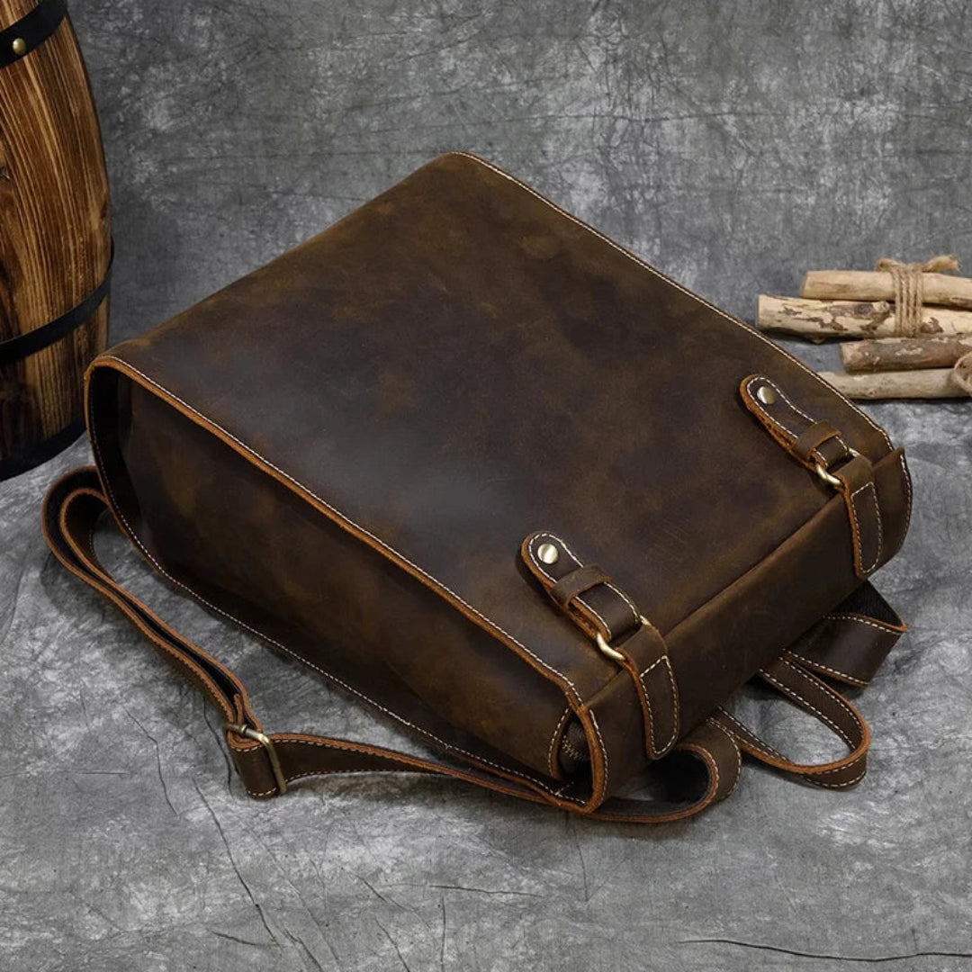 Mochila de couro BP 109 com compartimento para notebook e design sofisticado.