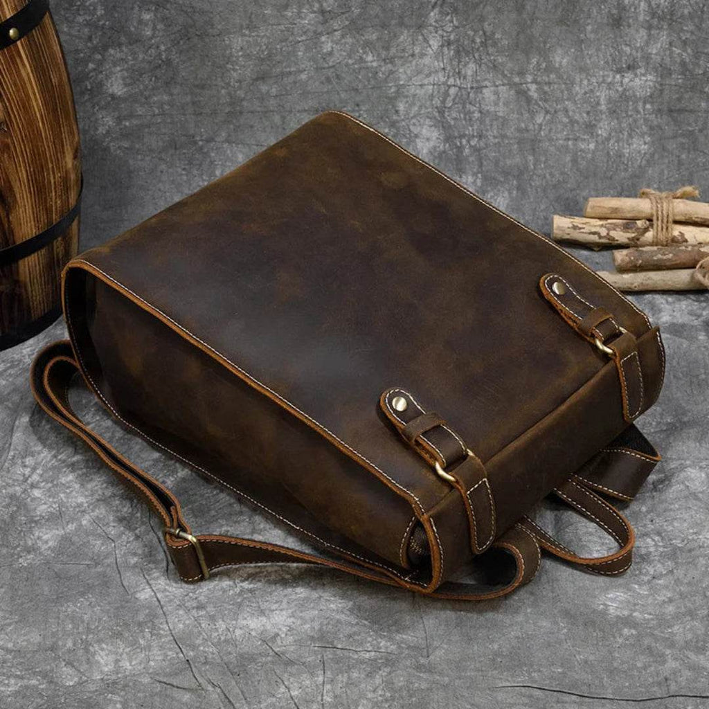 Mochila de Couro Legítimo BP 109: Elegância Atemporal e Funcionalidade para o Dia a Dia BAGYPACK
