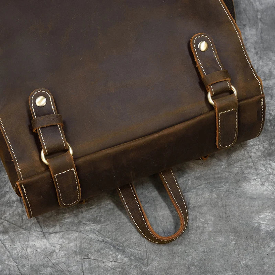 Mochila de couro BP 109 com compartimento para notebook e design sofisticado.
