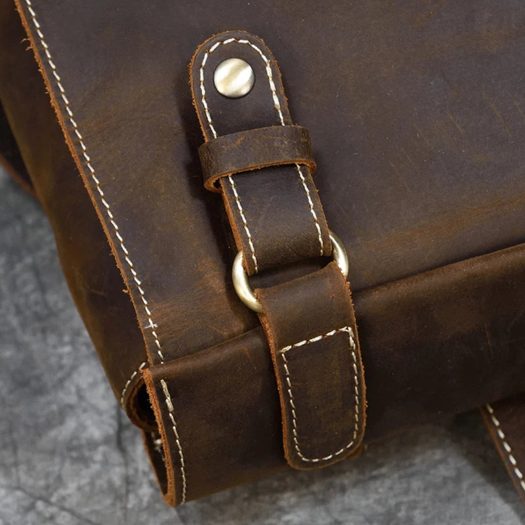 Mochila de couro BP 109 com compartimento para notebook e design sofisticado.