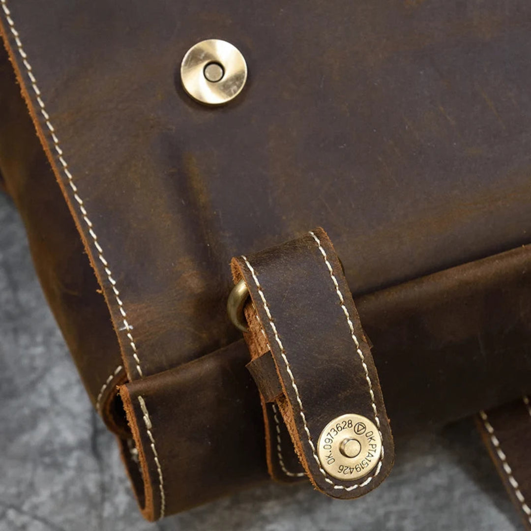 Mochila de couro BP 109 com compartimento para notebook e design sofisticado.