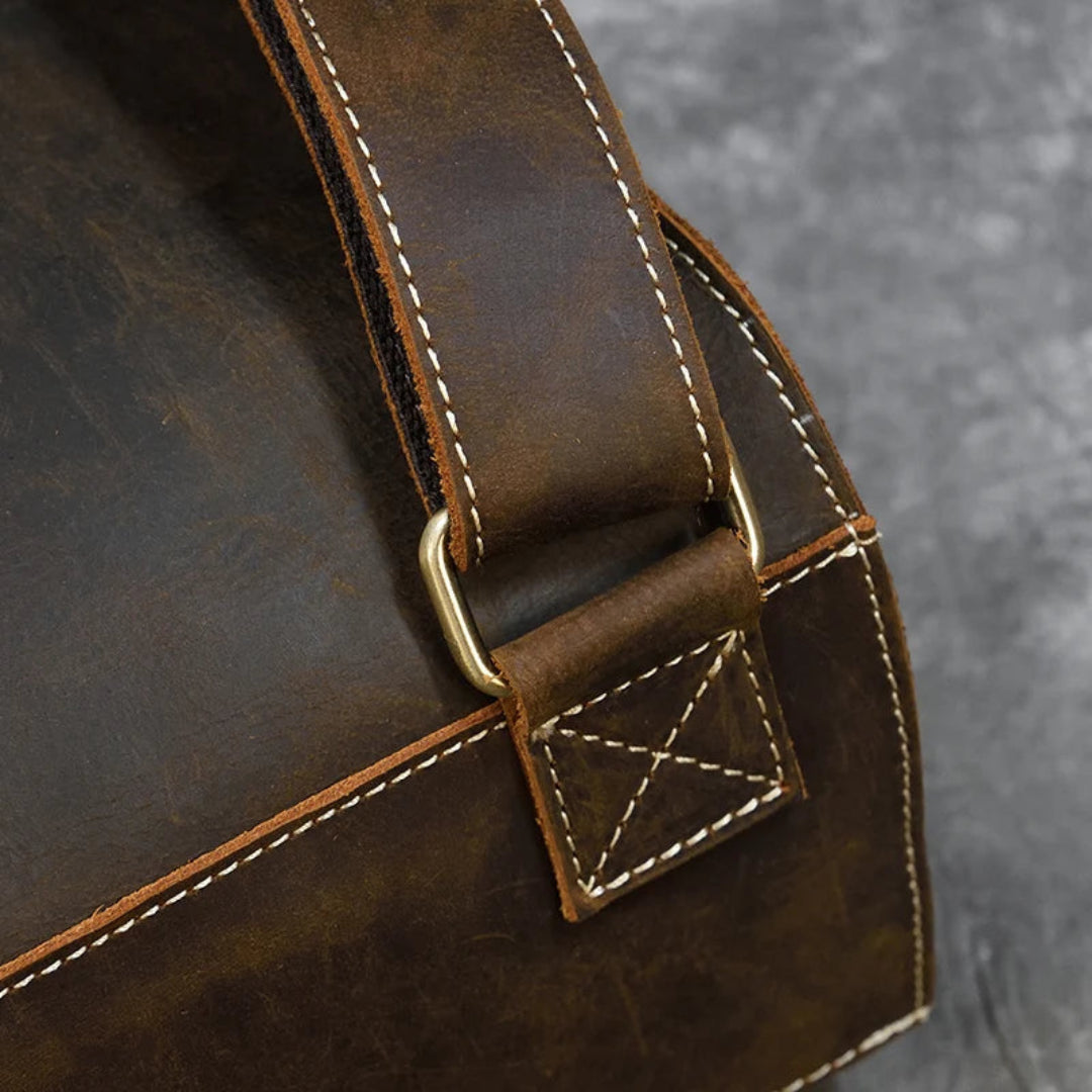 Mochila de couro BP 109 com compartimento para notebook e design sofisticado.