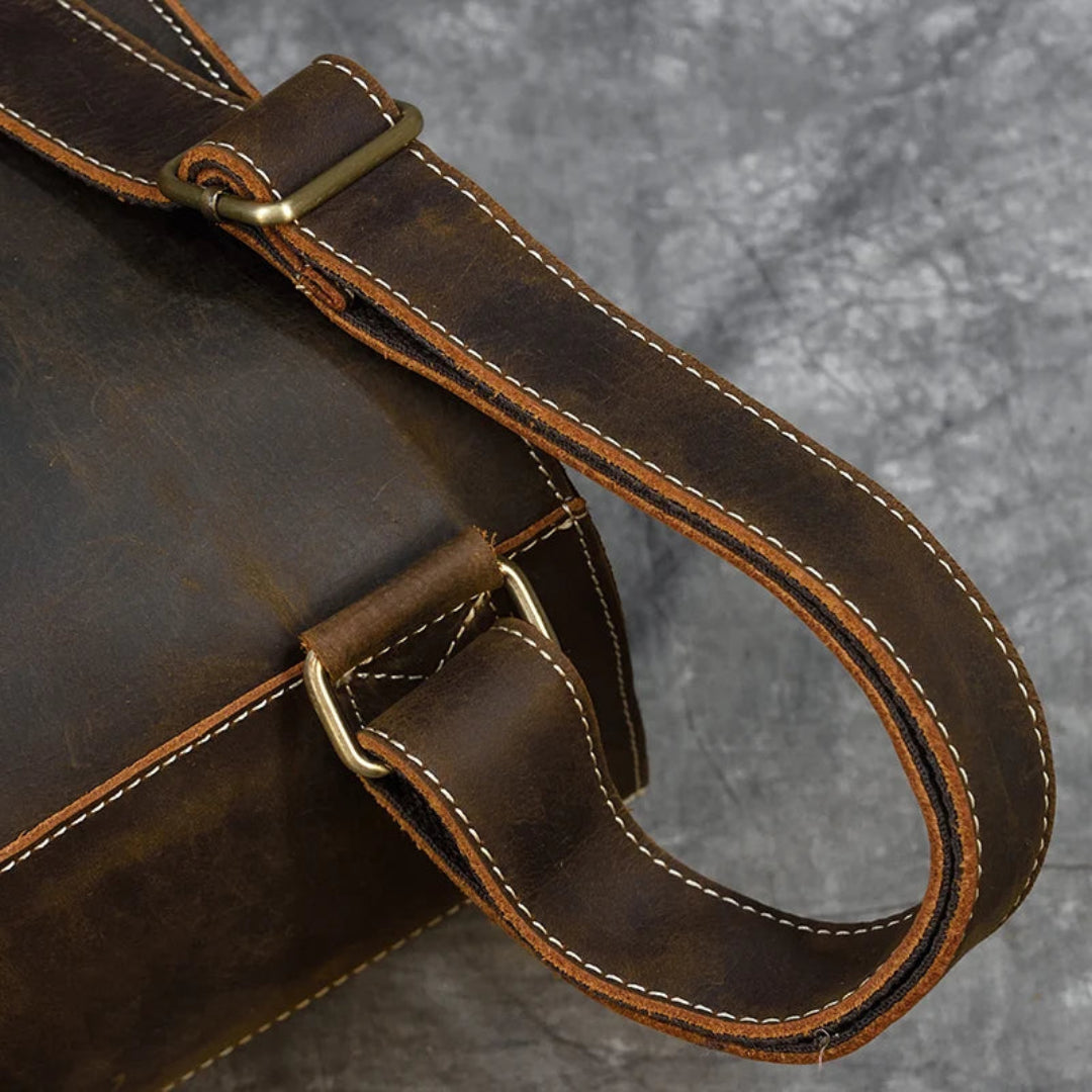 Mochila de couro BP 109 com compartimento para notebook e design sofisticado.