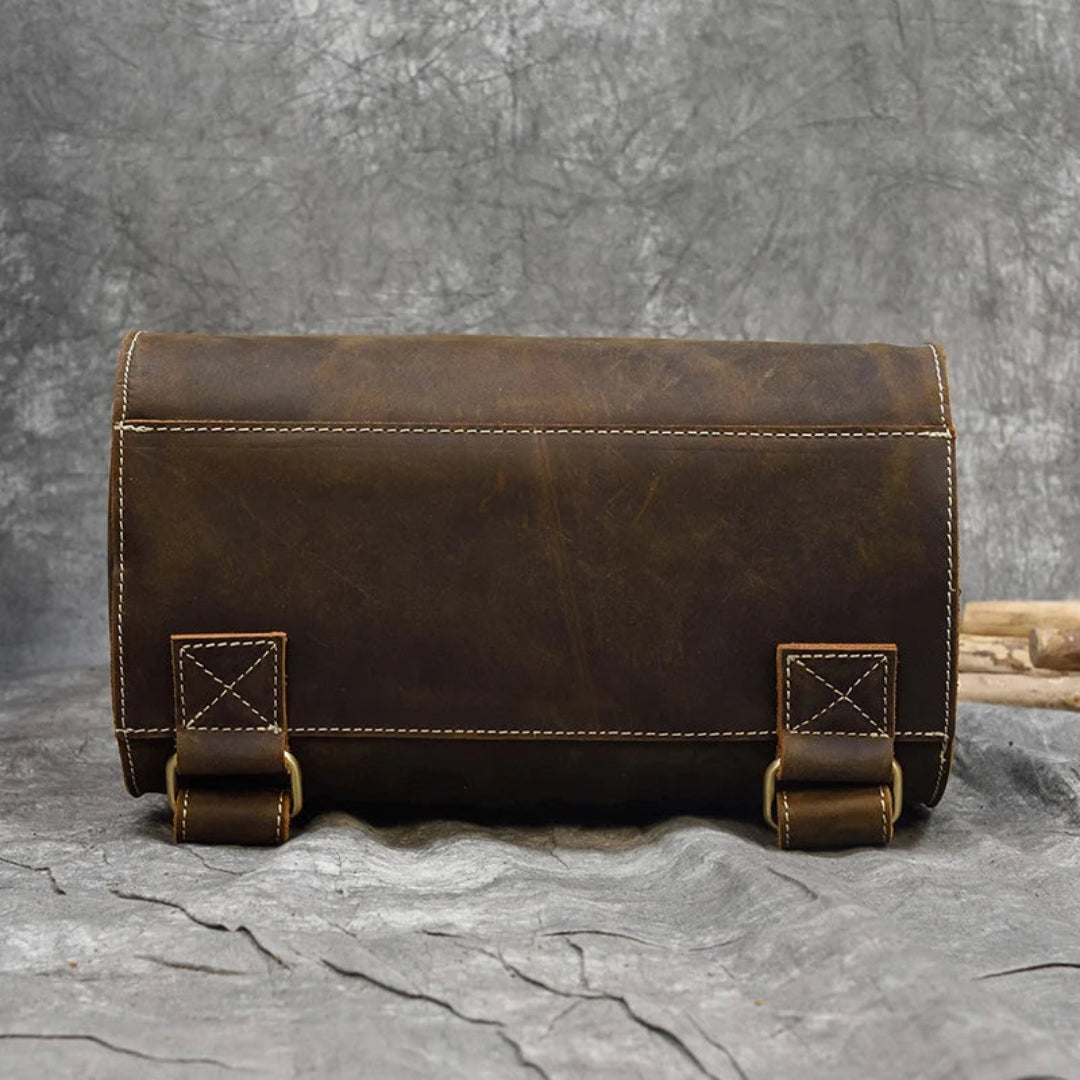 Mochila de couro BP 109 com compartimento para notebook e design sofisticado.