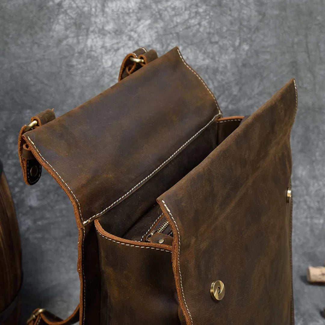 Mochila de couro BP 109 com compartimento para notebook e design sofisticado.