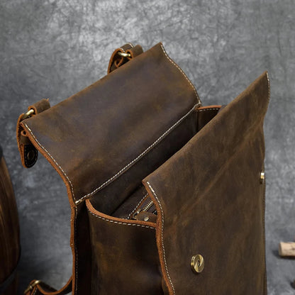 Mochila de couro BP 109 com compartimento para notebook e design sofisticado.