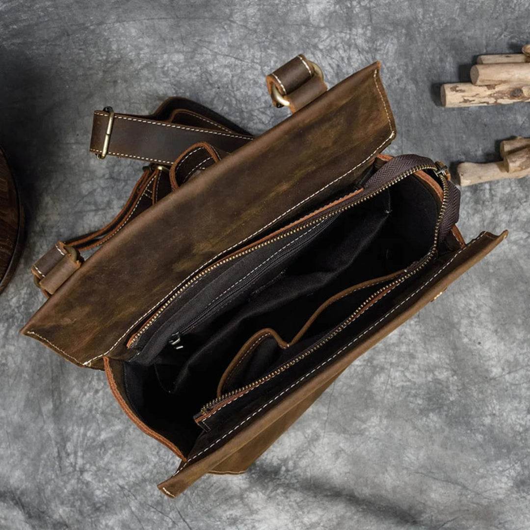 Mochila de Couro Legítimo BP 109: Elegância Atemporal e Funcionalidade para o Dia a Dia BAGYPACK