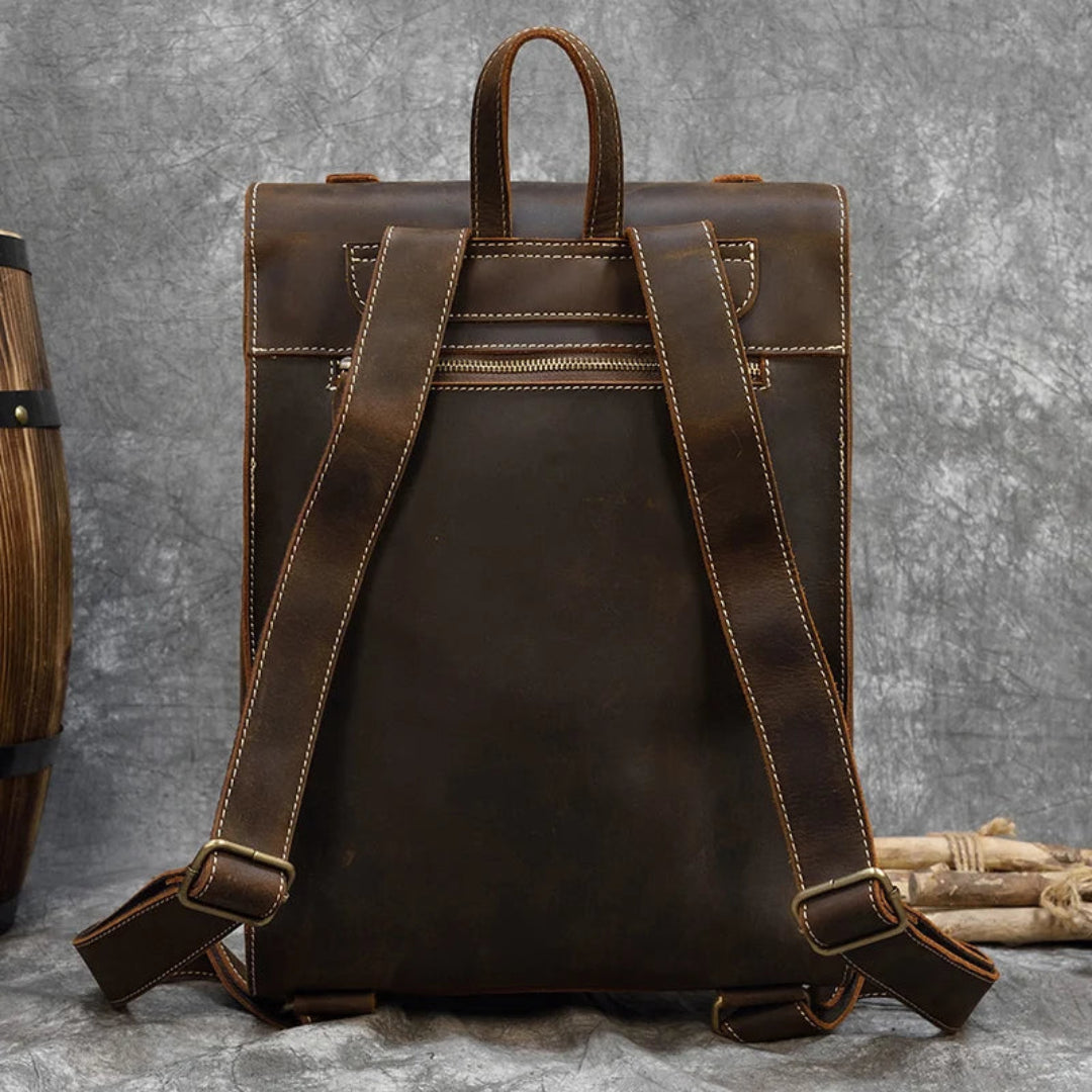 Mochila de couro BP 109 com compartimento para notebook e design sofisticado.