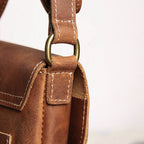 Crossbody BP 802 Compacta Couro Legítimo Design Slim BAGYPACK