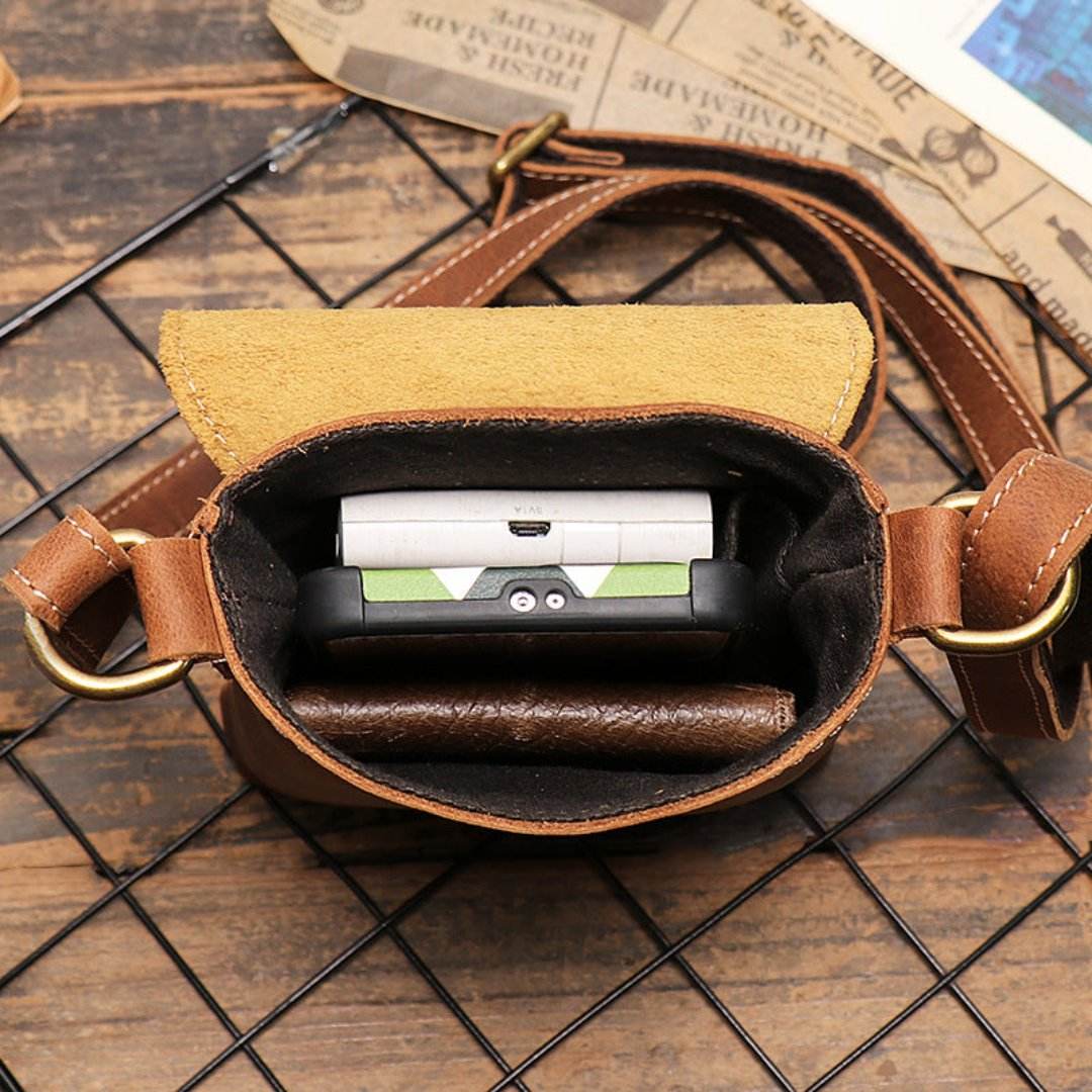 Crossbody BP 802 Compacta Couro Legítimo Design Slim BAGYPACK