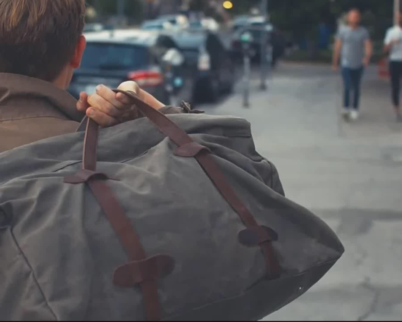 Bolsa de Viagem BP 606 masculina, espaçosa e prática, ideal para organizar itens em viagens curtas e longas.