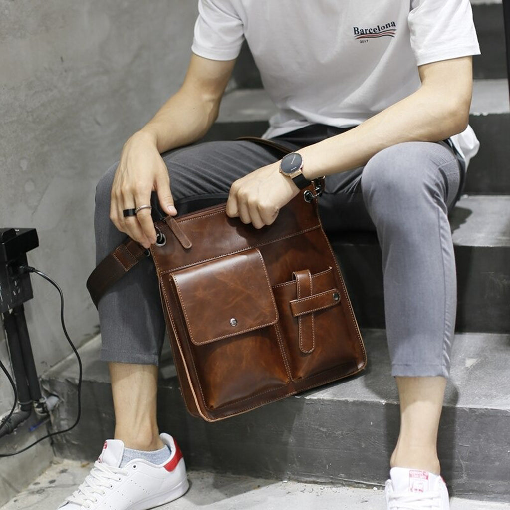 Bolsa masculina BP 218 com design moderno e amplo espaço para o dia a dia.