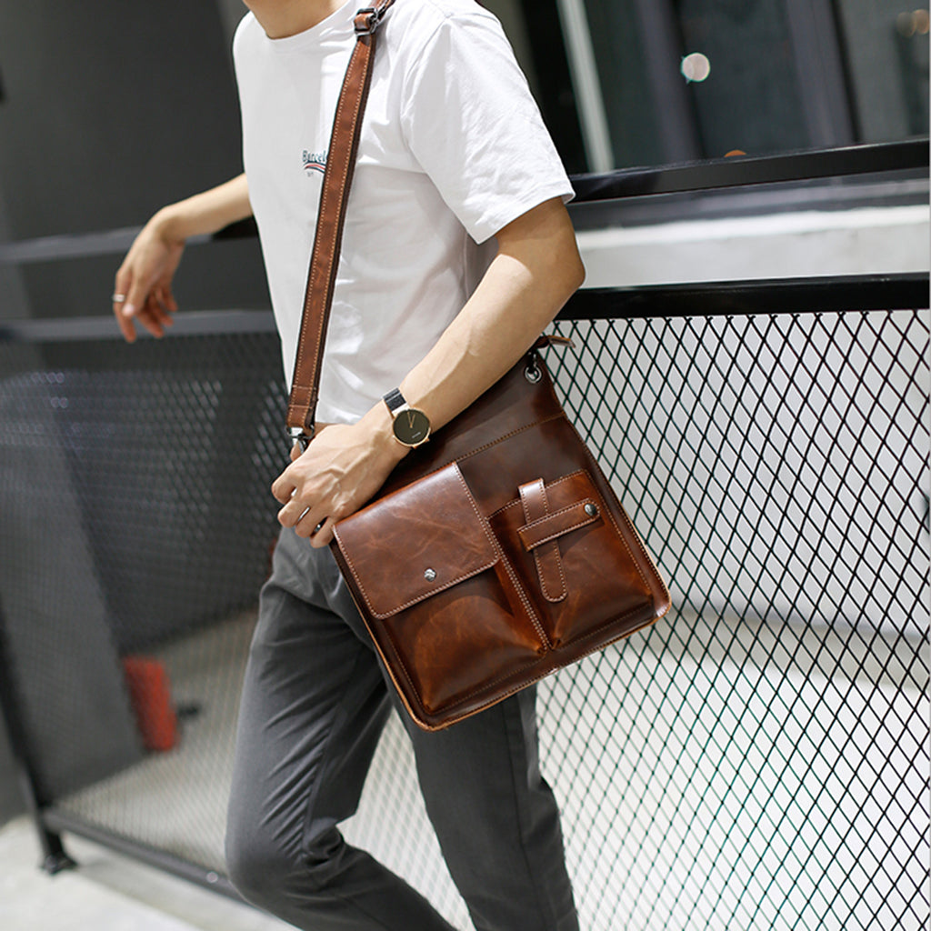 Bolsa masculina BP 218 com design moderno e amplo espaço para o dia a dia.