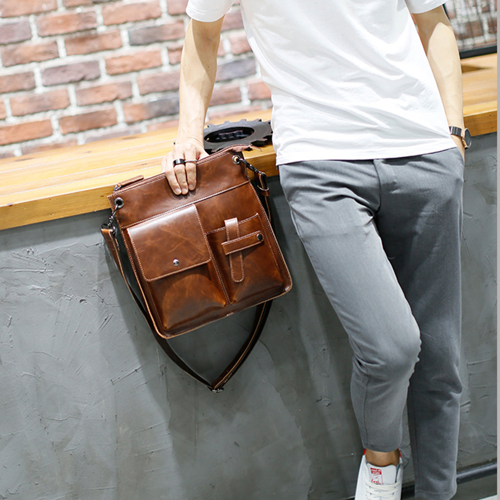 Bolsa masculina BP 218 com design moderno e amplo espaço para o dia a dia.