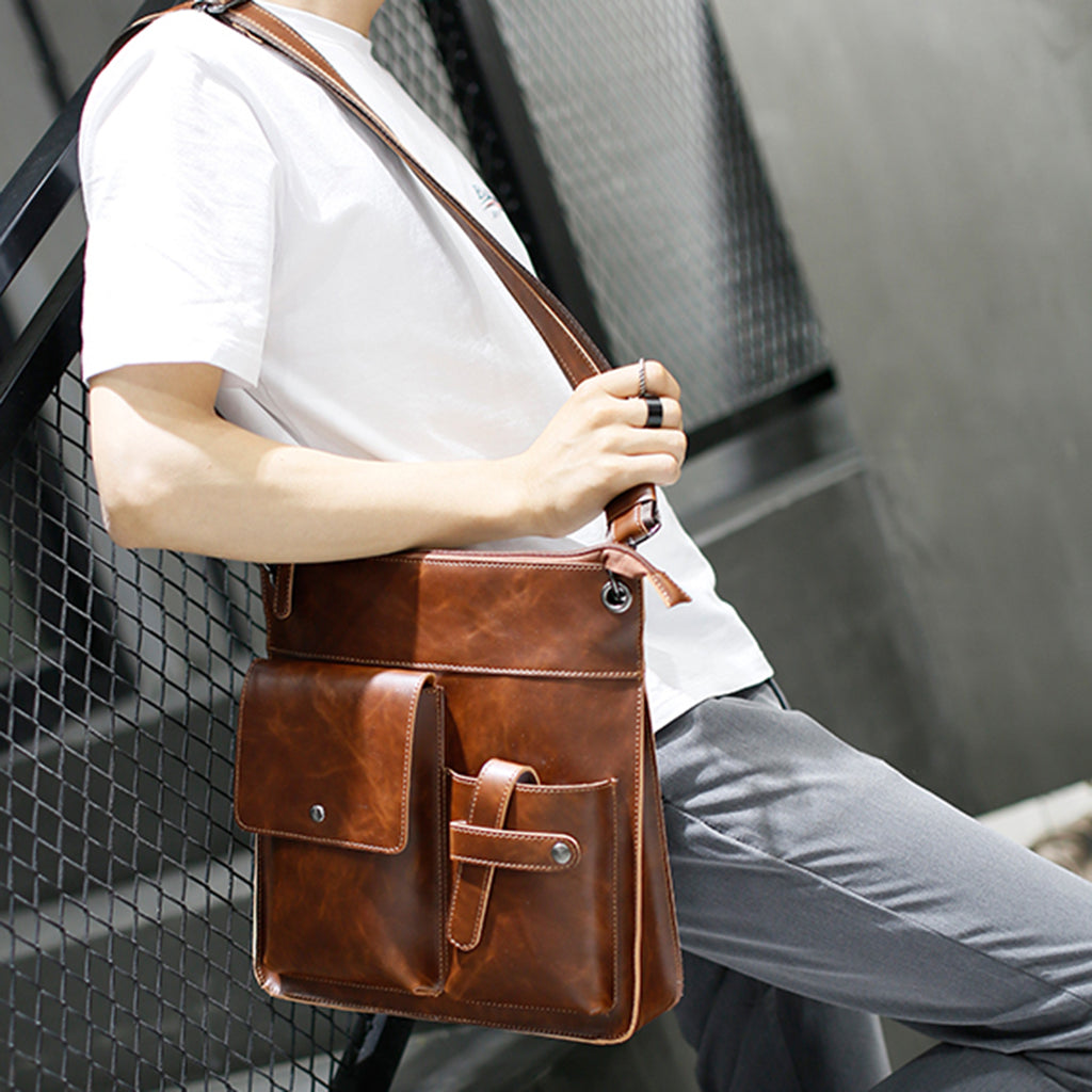 Bolsa masculina BP 218 com design moderno e amplo espaço para o dia a dia.