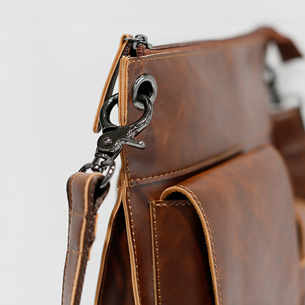 Bolsa masculina BP 218 com design moderno e amplo espaço para o dia a dia.